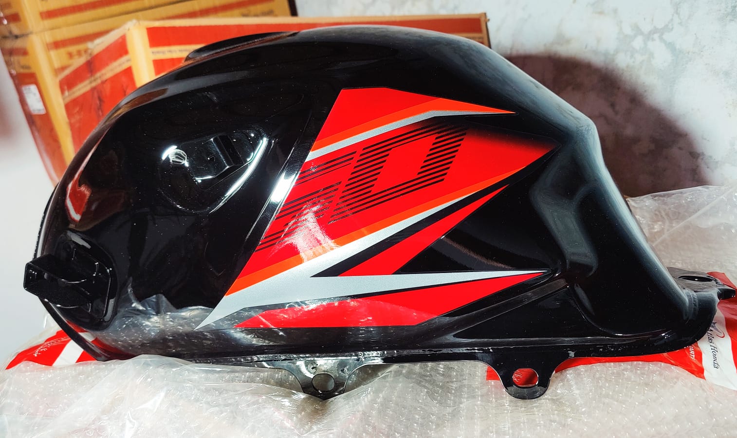 FUEL TANK CB-150 F BLACK WITH WHITE STRIPES (GENIUNE)